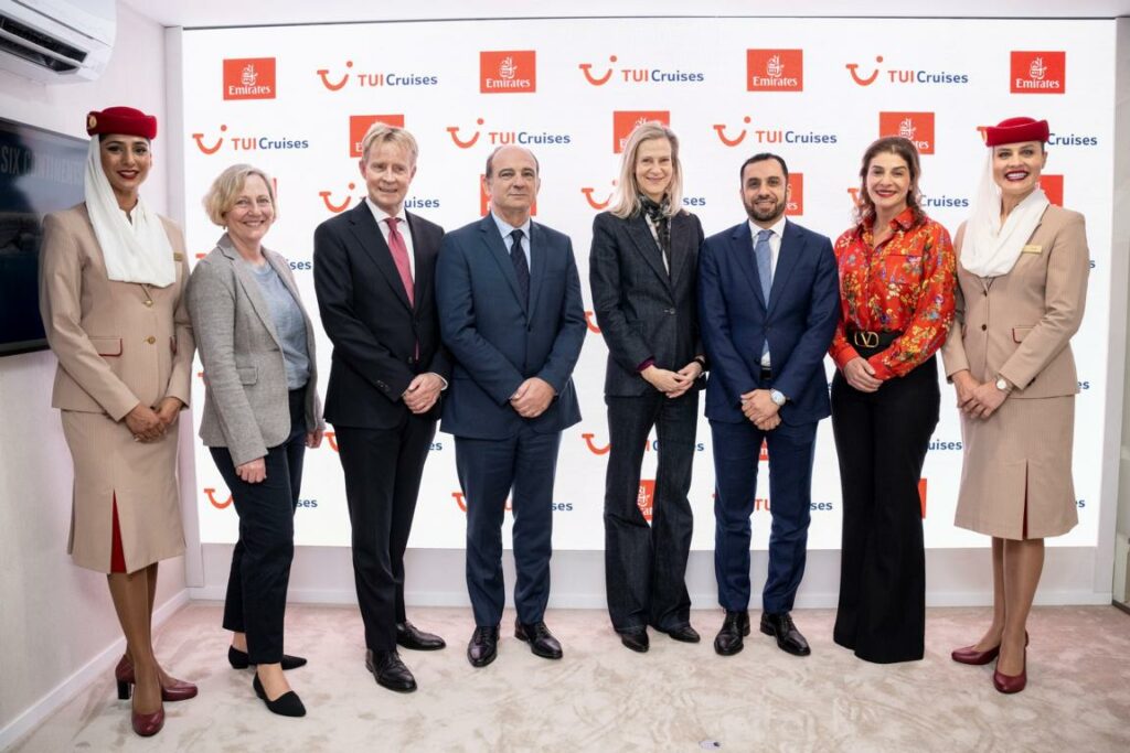 Von links nach rechts: Katharina Rinne, Director Revenue Management & Pricing, TUI Cruises; Volker Greiner, Emirates Vice President North & Central Europe; Thierry Aucoc, Emirates Senior Vice President Commercial Operations Europe; Wybcke Meier, CEO TUI Cruises; Adnan Kazim, Emirates Deputy President und Chief Commercial Officer; Dina N A Al Herais, Emirates Vice President Corporate and Leisure – Global Sales