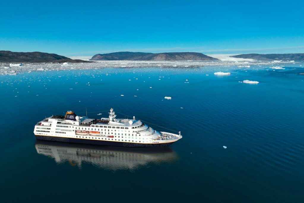 K1024 MSHamburgEqipSermiaIceFjordGreenland von CruiseCouple