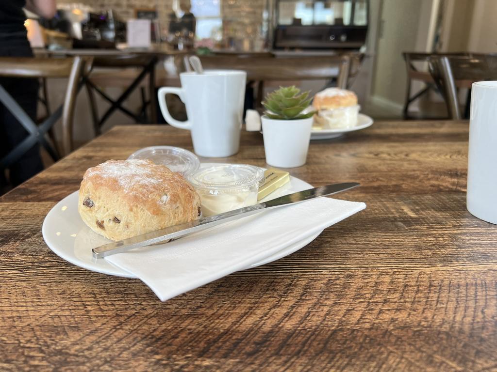  Scones mit Marmelade und Sahne