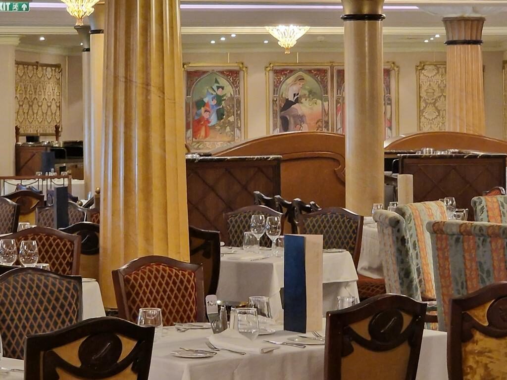 Die Welt von Disney auf der Disney Dream von 23 Disney Dream Royal Palace Restaurant