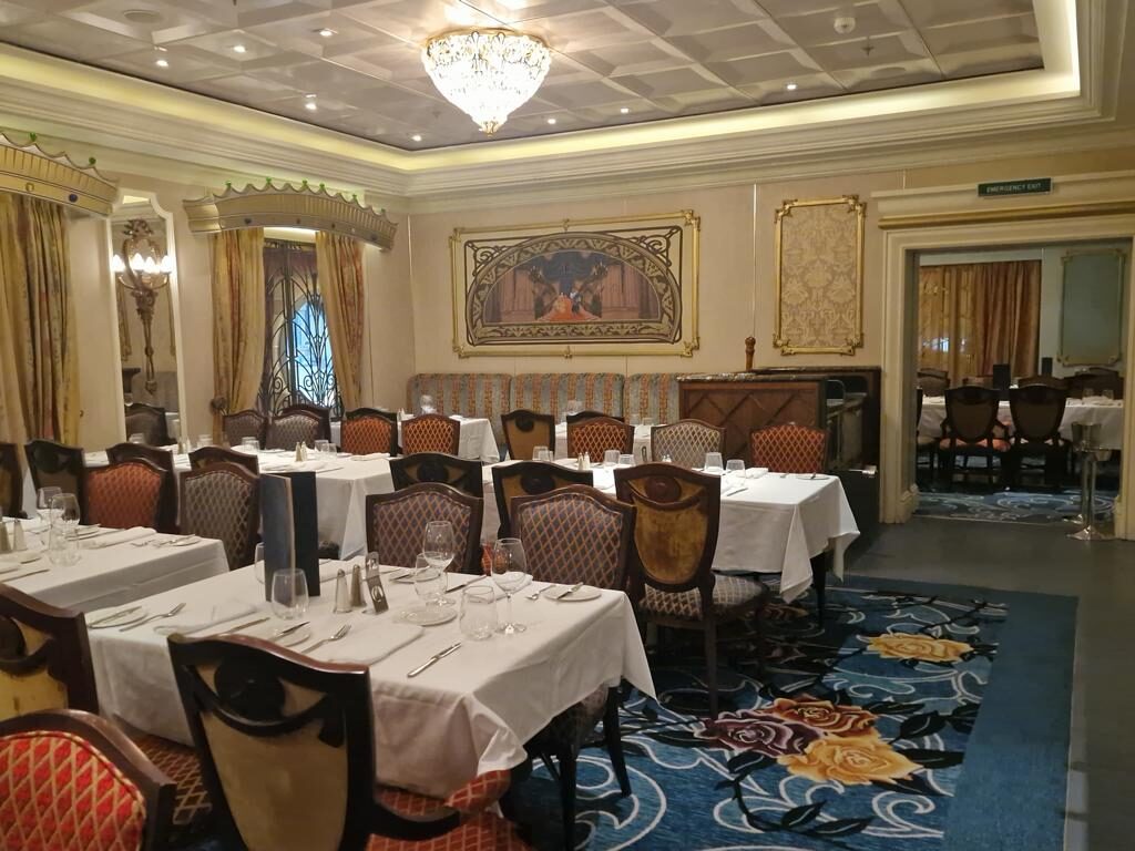 Die Welt von Disney auf der Disney Dream von 22 Disney Dream Royal Palace Restaurant