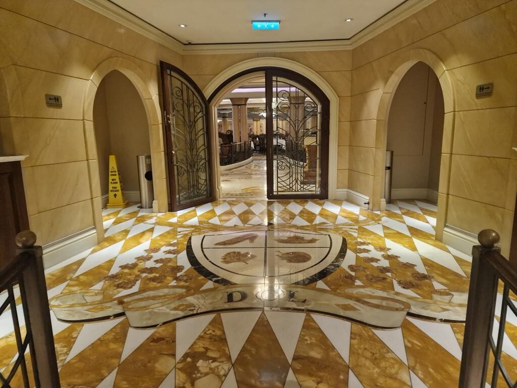 Die Welt von Disney auf der Disney Dream von 21 Disney Dream Royal Palace Restaurant