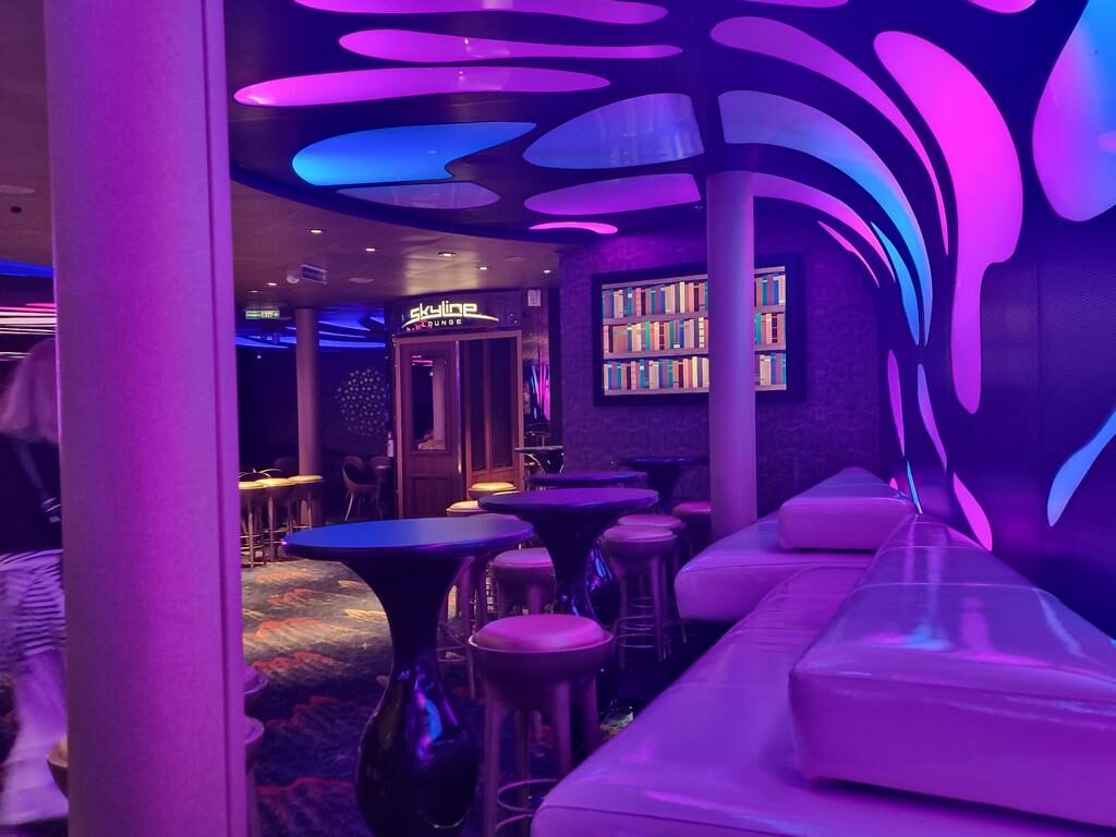 Die Welt von Disney auf der Disney Dream von 32 Disney Dream Skyline Lounge