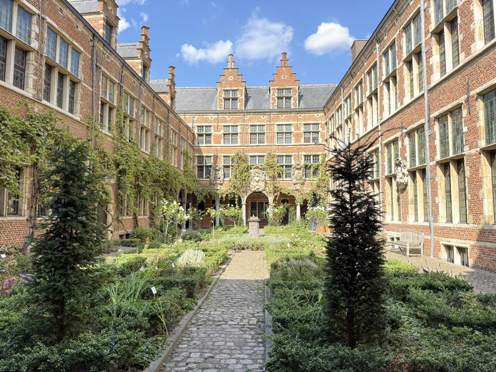 Antwerpen erleben: Diamanten, Altstadt & Schokoladentour – mit VIVA ONE auf Flusskreuzfahrt von 17 Antwerpen Plantin Moretus Museum Garten