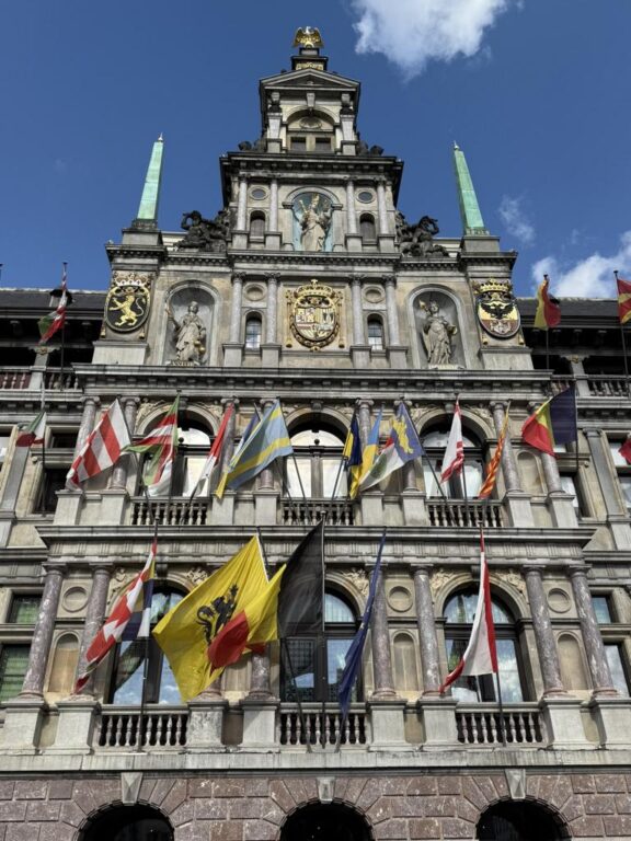Antwerpen erleben: Diamanten, Altstadt & Schokoladentour – mit VIVA ONE auf Flusskreuzfahrt von 6 Antwerpen Stadhuis-Rathaus