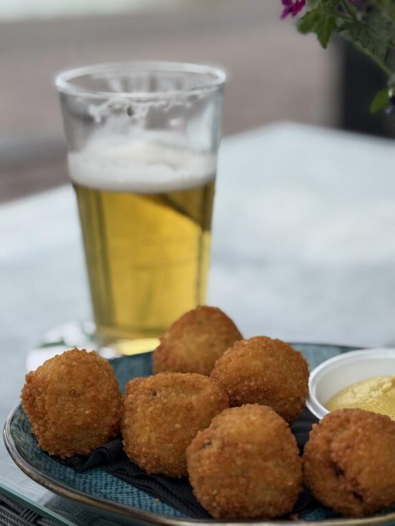 Antwerpen erleben: Diamanten, Altstadt & Schokoladentour – mit VIVA ONE auf Flusskreuzfahrt von 39 Dodrecht Bitterballen und Bier