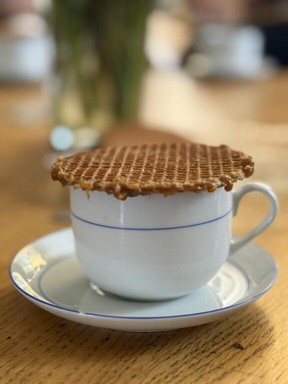 Flusskreuzfahrt Niederlande: Enkhuizen & Rotterdam mit VIVA ONE – Highlights, Tipps & Ausflüge von 12 Enkhuizen - Ausflug Op de koffie meet the Dutch