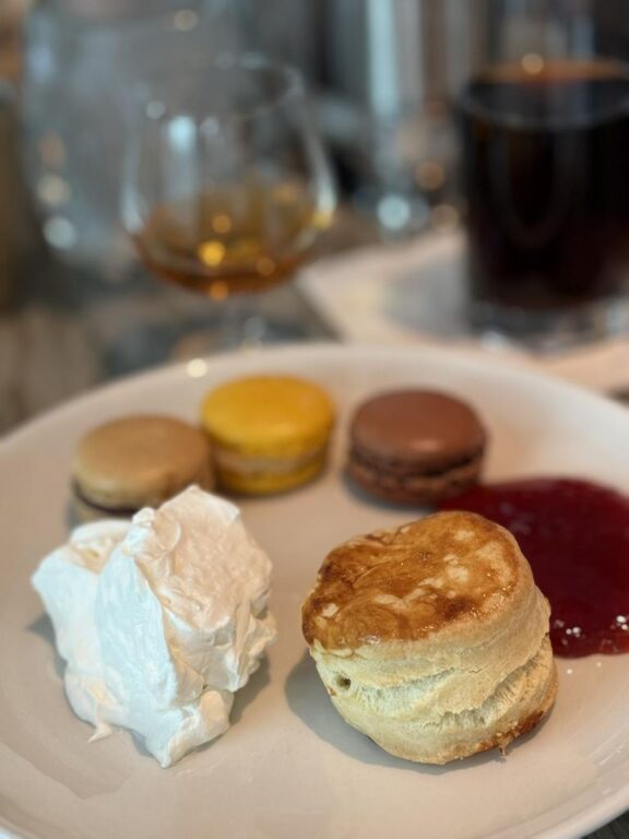 VIVA ONE-High Tea mit Scones clouttted cream und marmelade