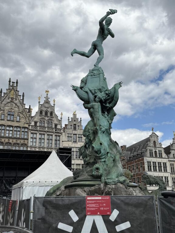 Antwerpen erleben: Diamanten, Altstadt & Schokoladentour – mit VIVA ONE auf Flusskreuzfahrt von 19 VIVA ONE-Niederlande und Belgien - Antwerpen Brabobrunne am Grote Markt