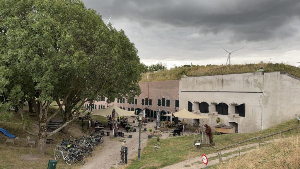 Antwerpen erleben: Diamanten, Altstadt & Schokoladentour – mit VIVA ONE auf Flusskreuzfahrt von 30 VIVA ONE-Niederlande und Belgien mit dem Fahrrad Willemstad Fort Szabina erkunden