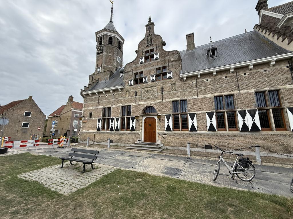 Antwerpen erleben: Diamanten, Altstadt & Schokoladentour – mit VIVA ONE auf Flusskreuzfahrt von 33 VIVA ONE-Niederlande und Belgien mit dem Fahrrad Willemstad erkunden