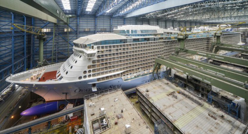 Ovation of the Seas verläßt das Dock